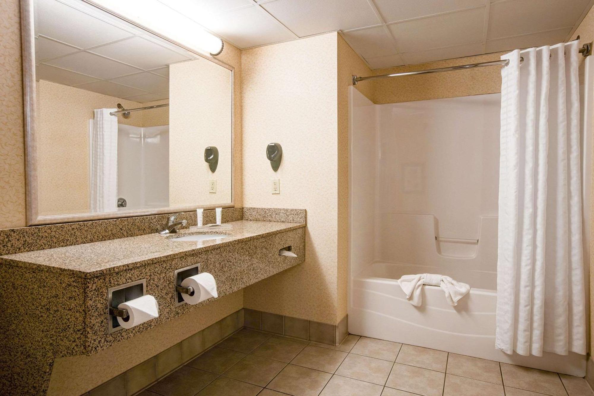 Comfort Inn & Suites St Paul Northeast Vadnais Heights Exterior photo